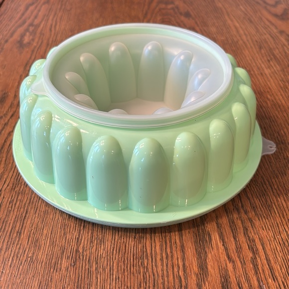 Tupperware Round Jello Mold - Picture 1 of 4